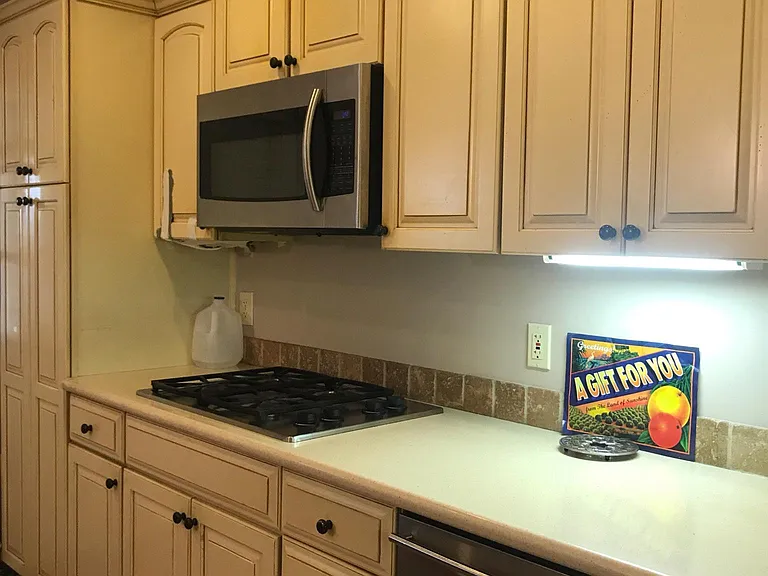 697 Serramonte Dr — Photo 32