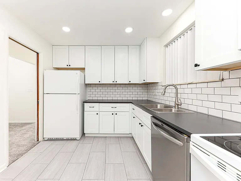 415 Ventura Ct — Photo 7
