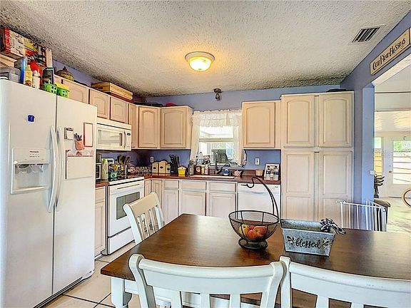 4th image of 776 Carla Dr