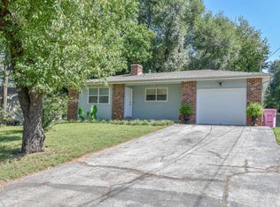 1146 S Oak Park Dr, Springfield, MO 65802