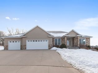 4009 Paradise Ct NW, Cedar Rapids, IA 52405