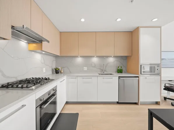 567 Clarke Rd #1307, Coquitlam, BC V3J 0K7