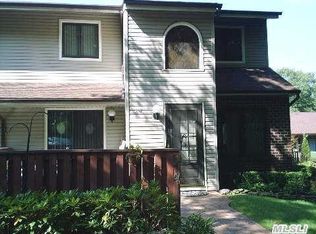 814 Woodland Ct, Coram, NY 11727