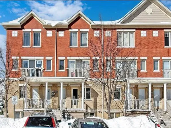 5050 Intrepid Dr #30, Mississauga, ON L5M 0E8