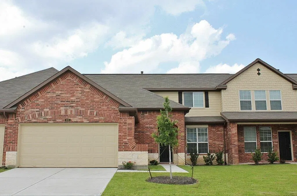 Bavaria Townhomes — Photo 3