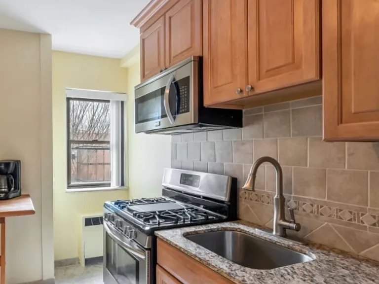 420 Park Pl #5C — Photo 4