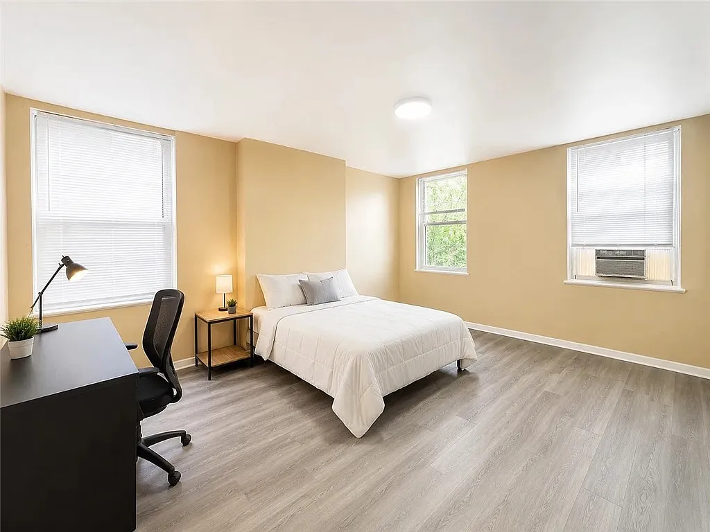 3 bed, $2,300 — Photo 2
