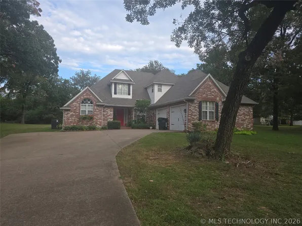 906 N 14th St, Henryetta, OK 74437