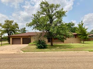 316 W 10th St, Hale Center, TX 79041