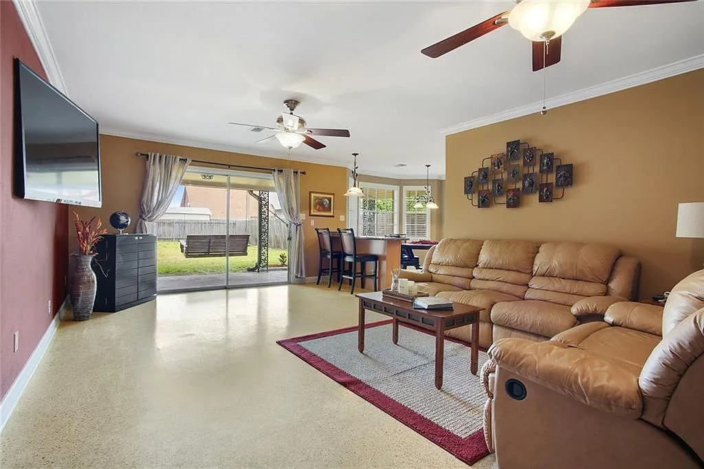 3 bed, 2100 sqft, $2,500 — Photo 4