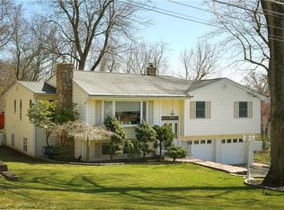 16 Emerald Ln, Mahopac, NY 10541