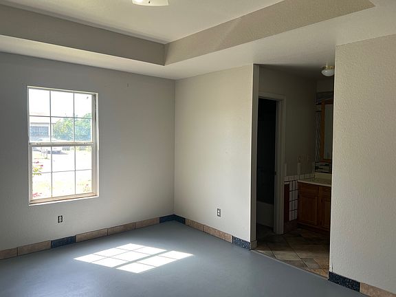 5th image of 2712 Oak Dr