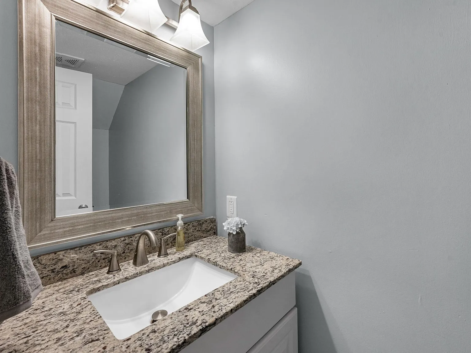 2 bed, 2.5 bath, 1232 sqft, $1,495 — Photo 4