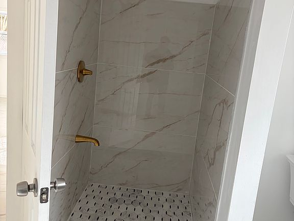 2nd image of 476 Queen Aliese Ln