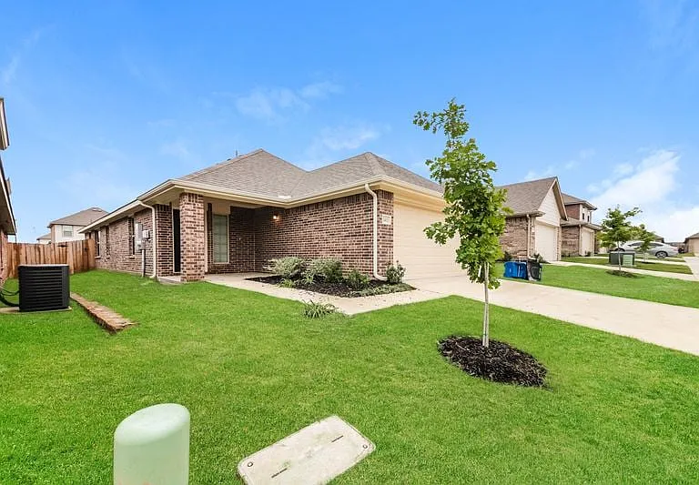 1411 Matthew Dr — Photo 3