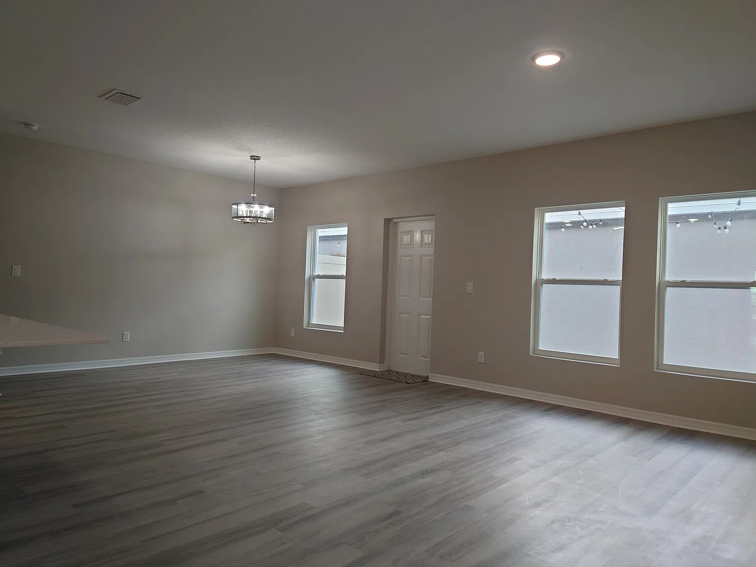 3 bed, 2.5 bath, 1919 sqft, $2,800 — Photo 3