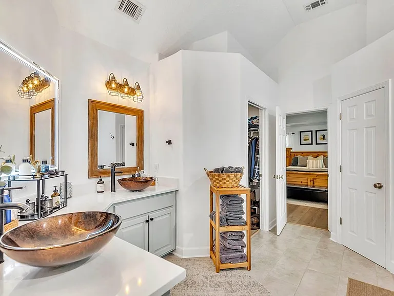 19 Saint Martins Cir — Photo 32