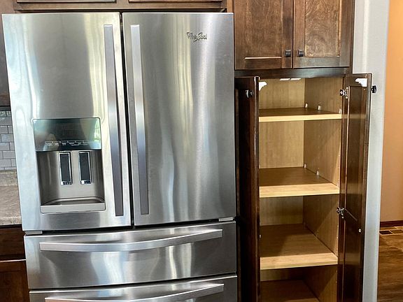 5th image of 204 E 81st Pl