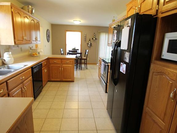 3rd image of 1584 Prairie Ln NE