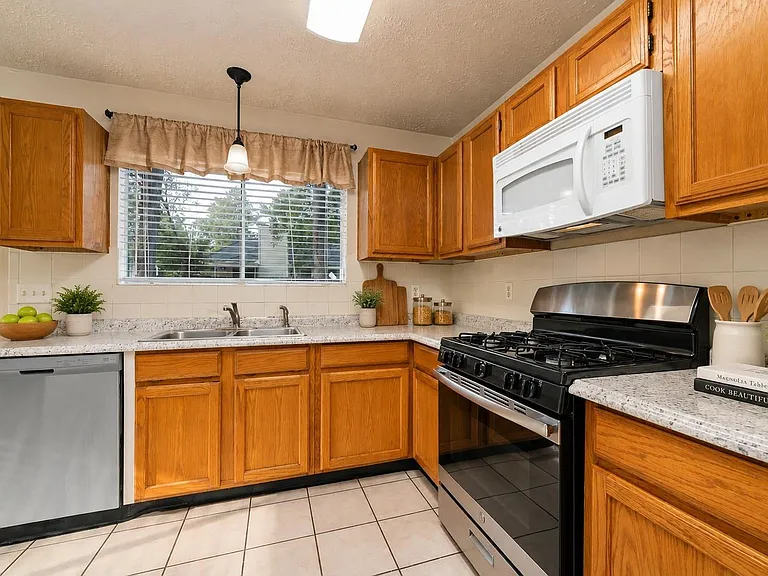 1934 Pincher Creek Dr — Photo 4