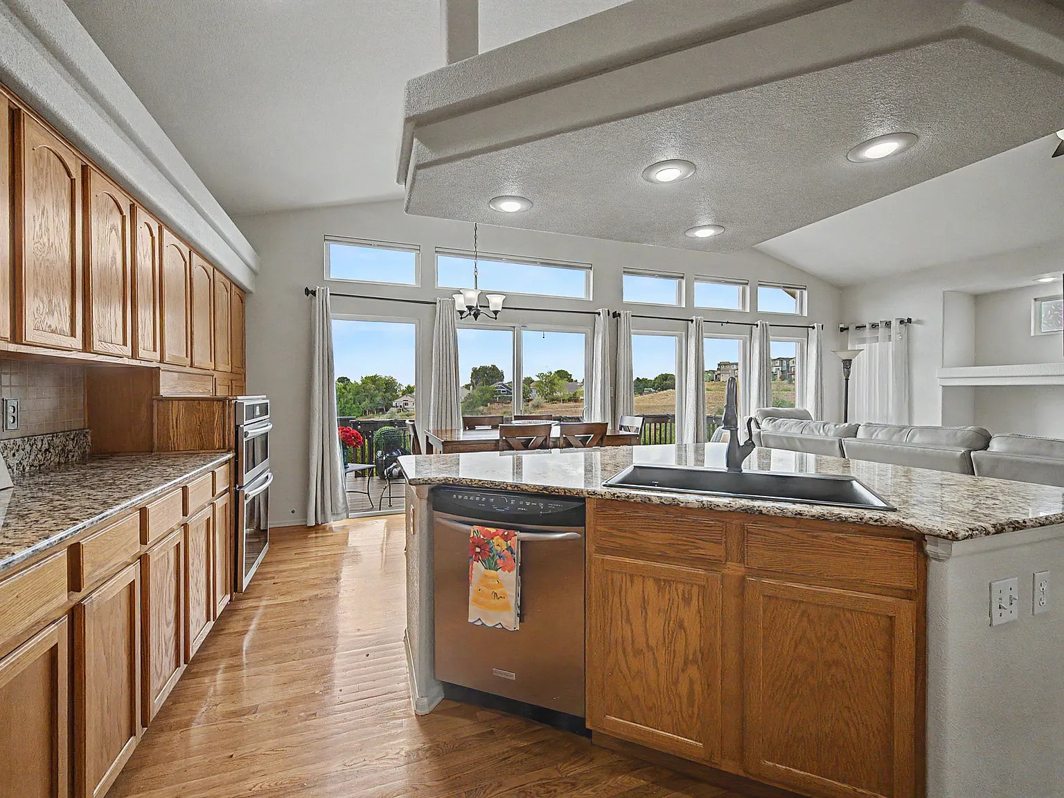 3 bed, 2.5 bath, 3542 sqft, $3,000 — Photo 3