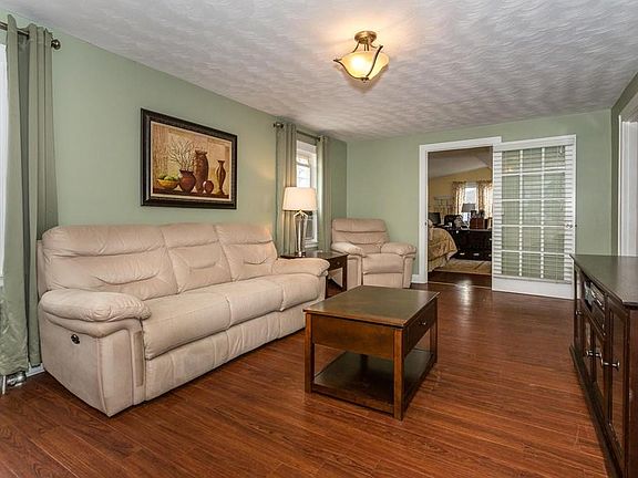 2nd image of 28 Irving St