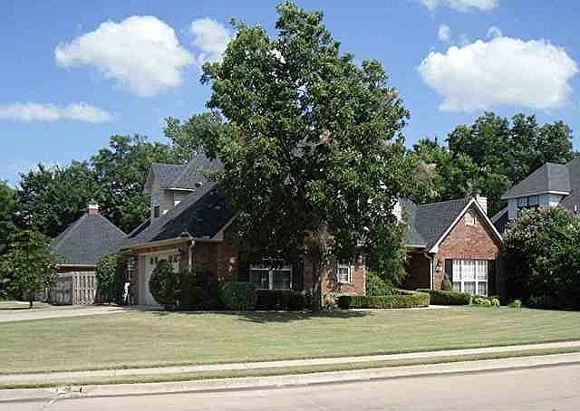 2nd image of 903 S Shumard Dr