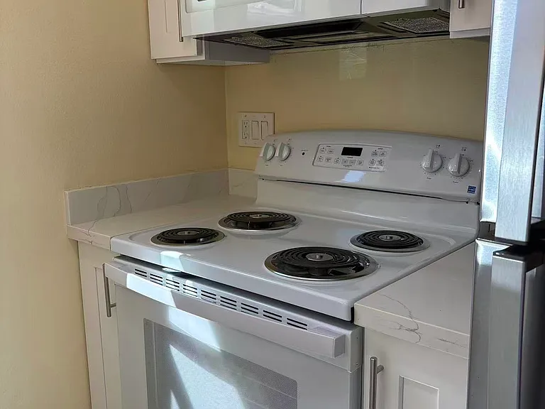 426 Burnett Ave N #1 — Photo 4
