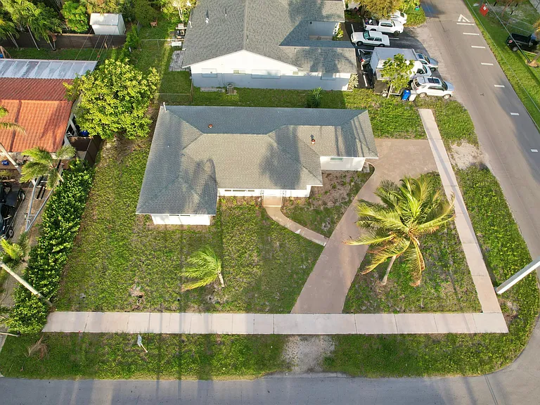231 NE 16th Ave — Photo 2