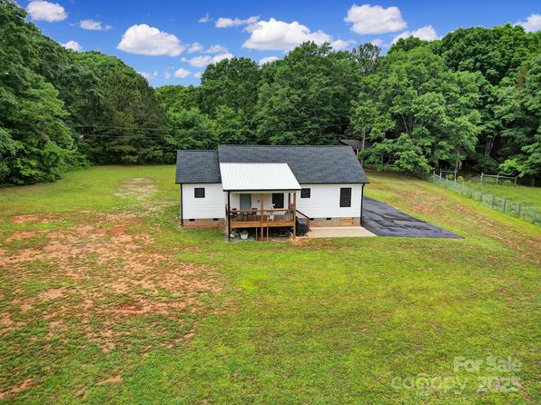 456 Rainbow Cir, Clover, SC 29710