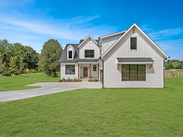 6021 Riverview Dr, Pegram, TN 37143