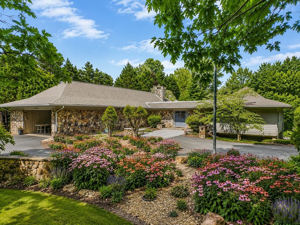 1st image of 615 Springhill Dr NE