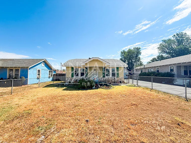 528 Hazel St — Photo 4
