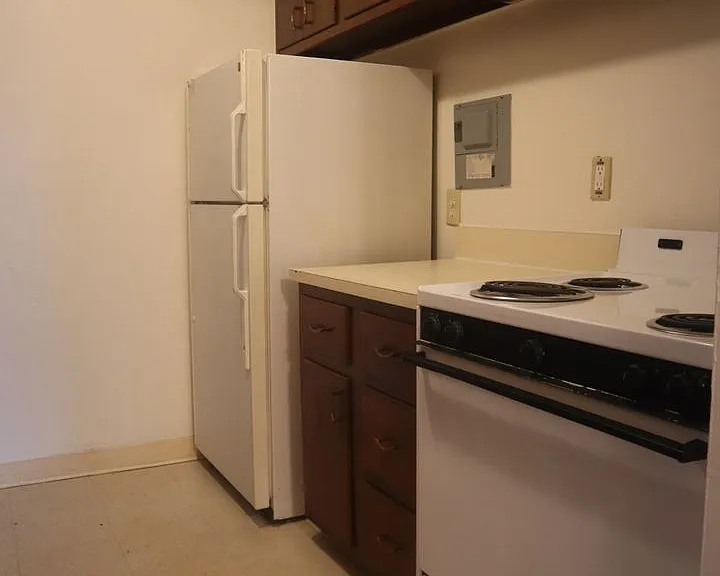 Aljer Manor Apartments — Photo 6