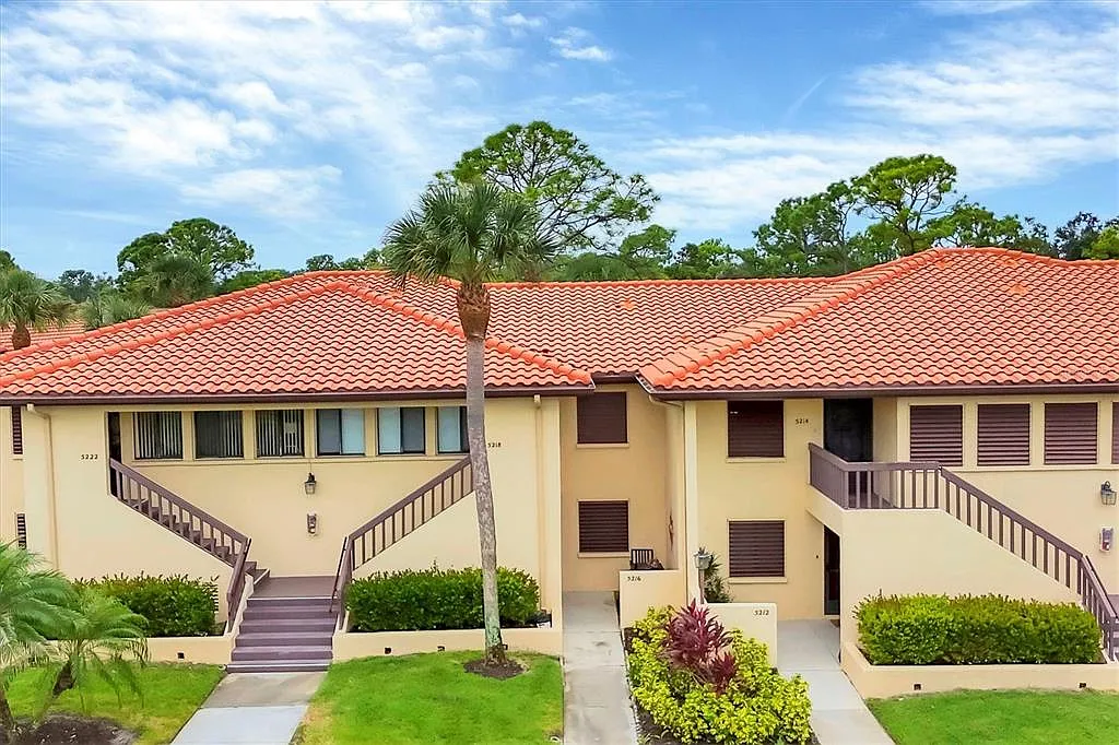 2 bed, 2.0 bath, 1065 sqft, $1,950 — Photo 2