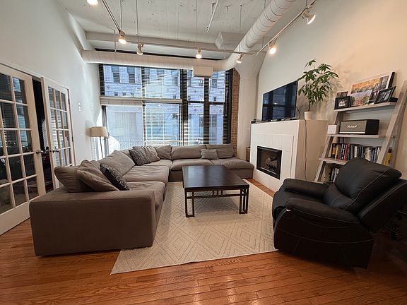 5th image of 333 W Hubbard St APT 316
