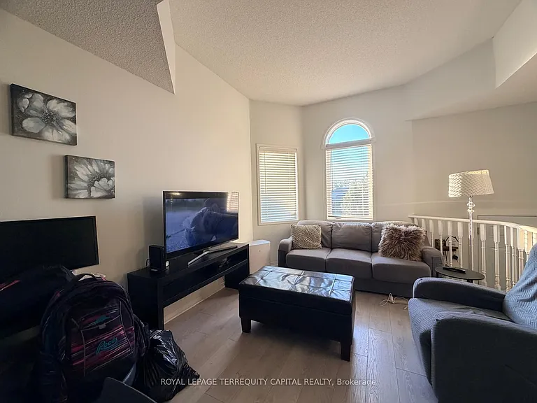 225 Country Ln — Photo 4