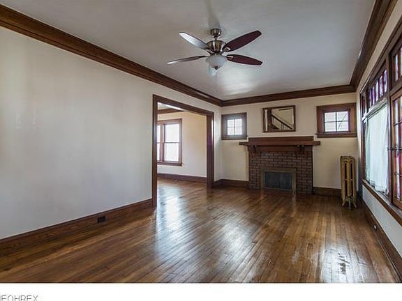 3rd image of 1446 Larchmont Ave