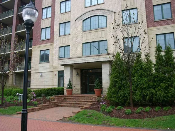 20 S Main St #3-301, Mount Prospect, IL 60056