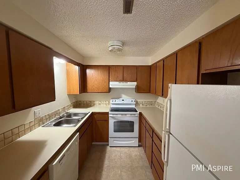 1924 Meadow Dr #5 — Photo 3