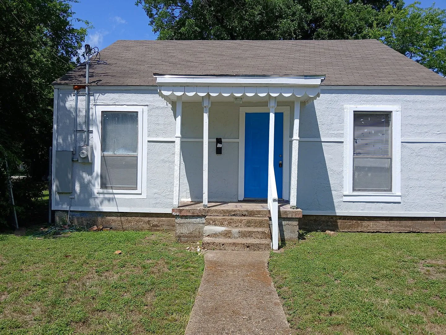 2 Bed 1 Bath One Story House in Dallas — Photo 2