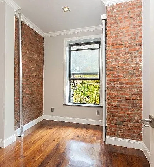 E 116th St — Photo 2