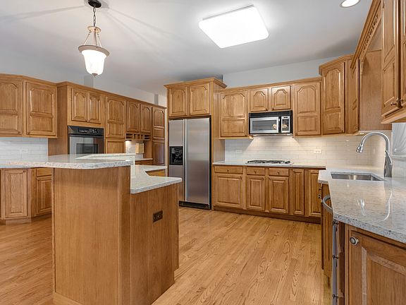 2nd image of 695 Braintree Ln