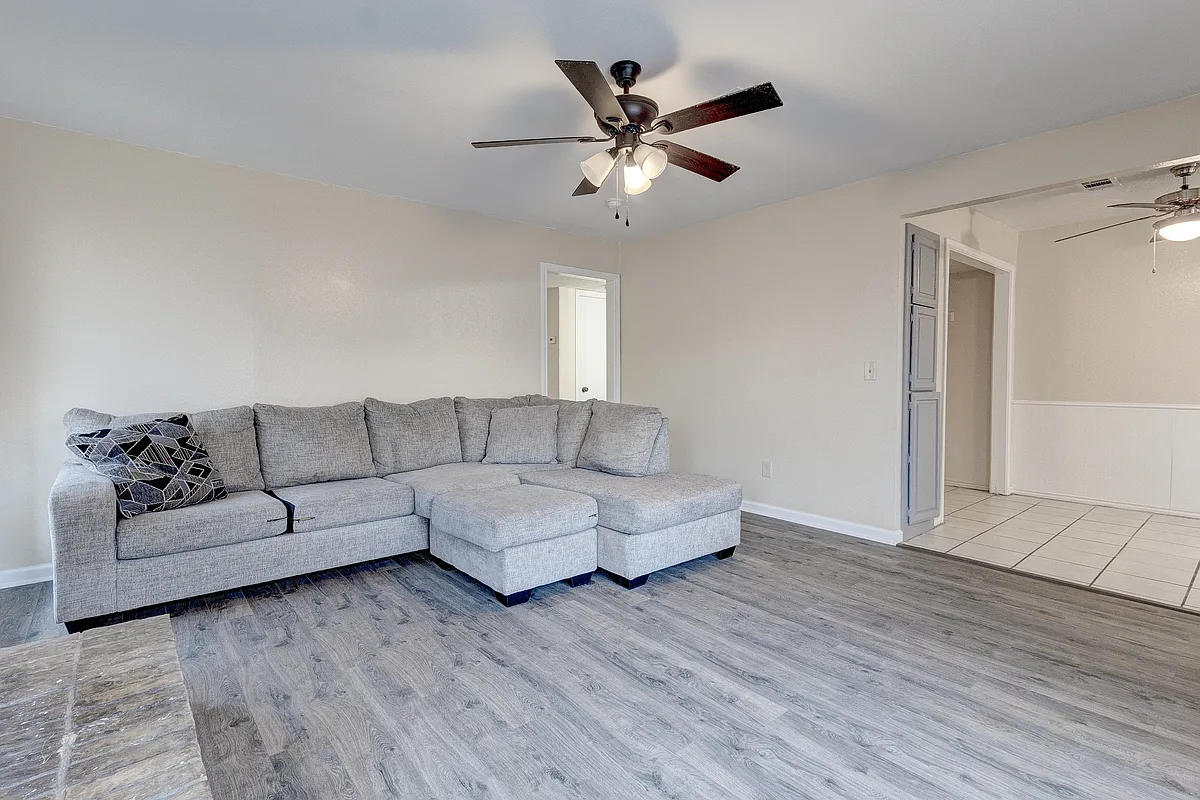Building Photo - 203 W Trinity St #C
