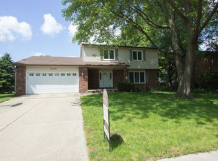 2904 Grandview Dr, Bloomington, IL 61704