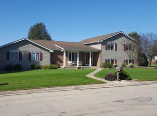 215 Briarwood Ct, Sumner, IA 50674