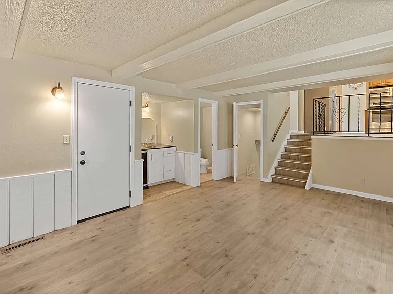 1401 Sanderson Ave — Photo 15
