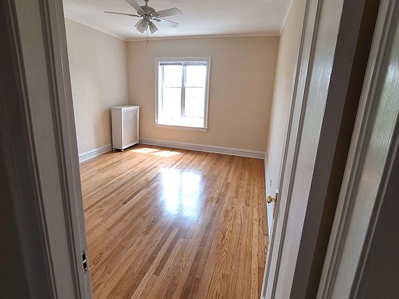 5th image of 2500 W Lunt Ave