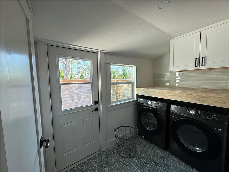 1033 Adele St — Photo 15