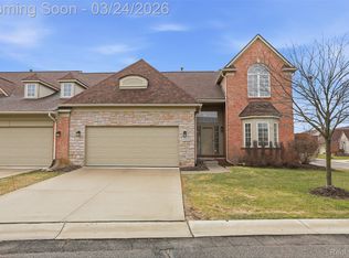 37225 Berkleigh Ct, Farmington Hills, MI